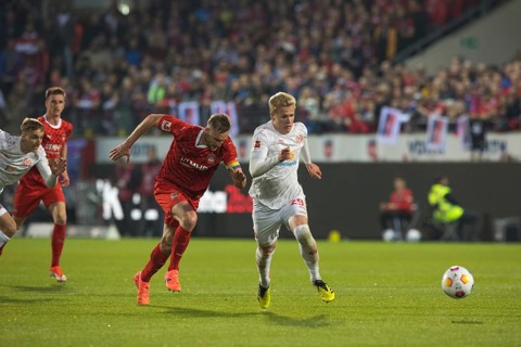 Football match, captain Patrick MAINKA 1. FC Heidenheim left seems to sprint past opponent Jonathan