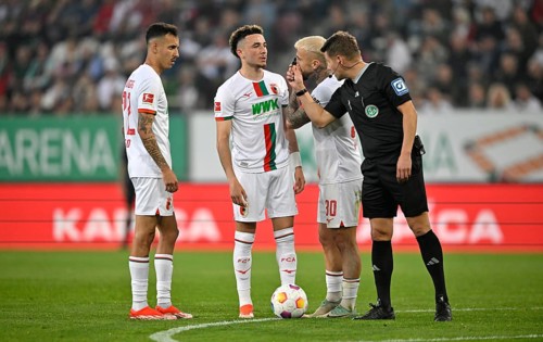Referee Referee Patrick Ittrich, gestures, gestures, shows Ruben Vargas FC Augsburg FCA (16)