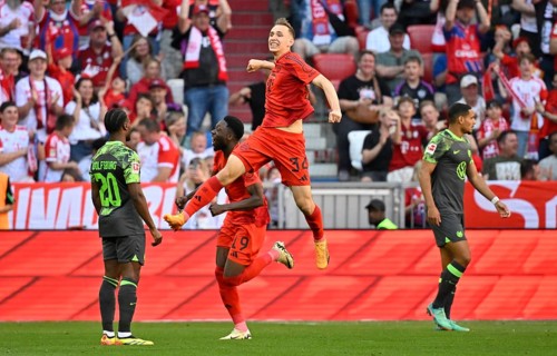 Goal celebration Lovro Zvonarek FC Bayern Munich FCB (34) Alphonso Davies Bayern FC Munich FCB (19)