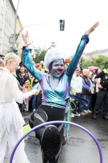 Dancer of the CABUWAZI children's and youth circus with hoops at the street parade of the 26th