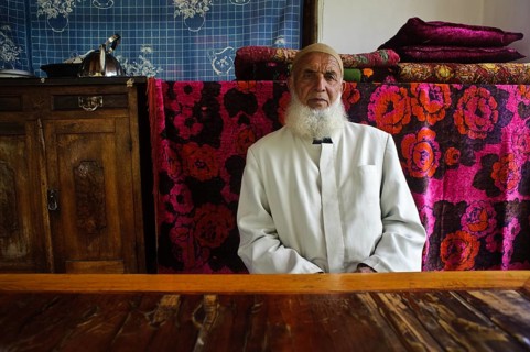 Sunni muslim religious leader, man from the Uzbek ethnic group, Kyrgyzstan, Asia