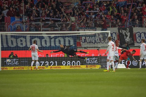 Football match, Tim KLEINDIENST 1.FC Heidenheim 10 in red scores the 1:1 equaliser and at the same