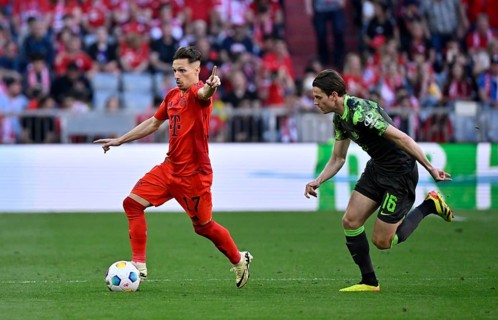 Bryan Zaragoza FC Bayern Munich FCB (17) Action on the ball against Jakub Kaminski VfL Wolfsburg
