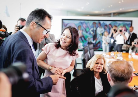 (L-R) Cem Oezdemir, Federal Minister of Food and Agriculture, Annalena Baerbock, Federal Minister