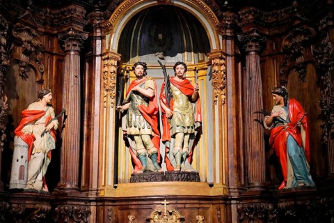 Iglesia San Nicolas de Bari, altar area of the church with two holy statues, carved wood and