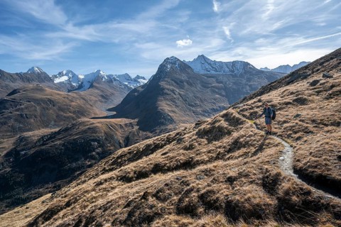 Mountaineers on a hiking trail, Gurgler Seenplatte, behind glaciated mountain peaks of the Gurgler