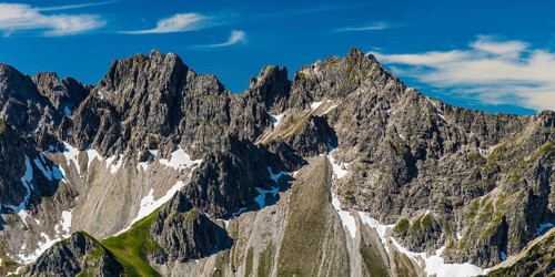 Mountain panorama from Fellhorn, 2038m, to Hochgehrenspitze, 2251m and Walser Hammerspitze, 2170m,