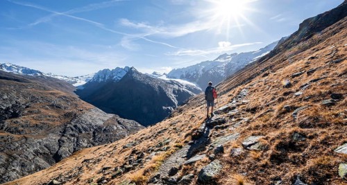 Mountaineers on a hiking trail, hiking trail to Ramolhaus, behind glaciated mountain peaks and