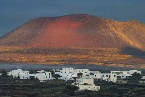 Masdache, behind it the Caldera Colorada, Parque Natural de Los Volcanes, Lanzarote, Canary