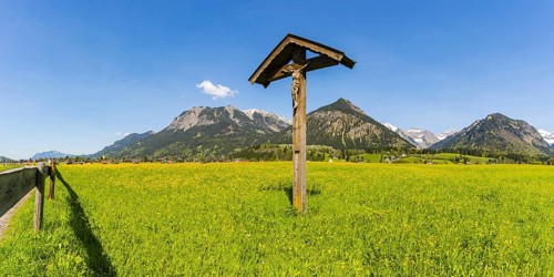 Field cross with Christ figure, Lorettowiesen near Oberstdorf, behind it Gaisalphorn, 1953m,