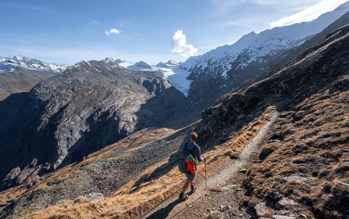 Mountaineers on a hiking trail, hiking trail to Ramolhaus, behind glaciated mountain peaks and