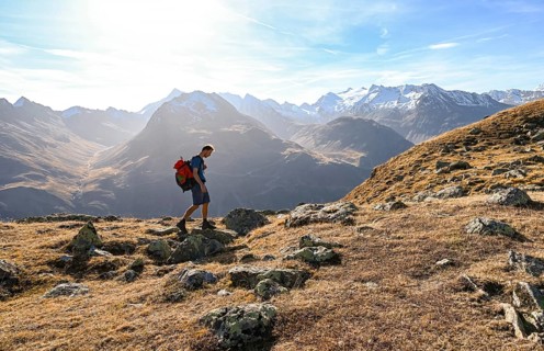 Mountaineers on a hiking trail, Gurgler Seenplatte, behind glaciated mountain peaks of the Gurgler