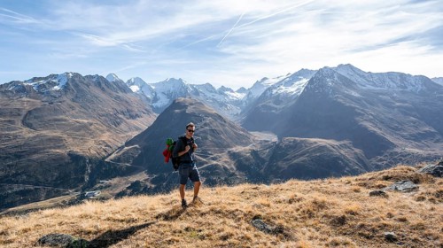 Mountaineers on a hiking trail, Gurgler Seenplatte, glaciated mountain peaks behind, in autumn,