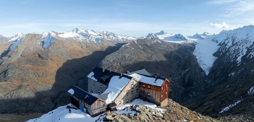 Mountain panorama and glacier, mountain hut Ramolhaus in autumn with snow, view of Gurgler Ferner