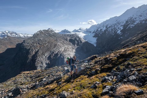 Mountaineers on a hiking trail, hiking trail to Ramolhaus, behind glaciated mountain peaks and