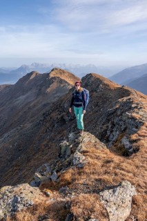 Mountaineer in the mountains in autumn, Venet crossing, Oetztal Alps, Tyrol, Austria, Europe