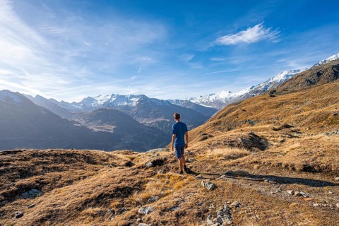 Mountaineers on a hiking trail, Gurgler Seenplatte, behind glaciated mountain peaks of the Gurgler
