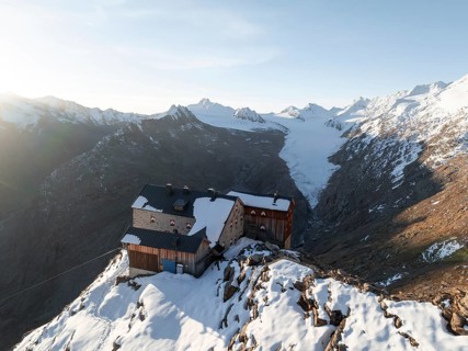 Mountain panorama and glacier, mountain hut Ramolhaus in autumn with snow, view of Gurgler Ferner