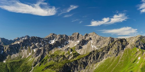 Mountain panorama from Fellhorn, 2038m, to Schuesser, 2259m, Hochgehrenspitze, 2251m and Walser