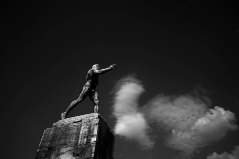 Bronze sculpture The Wrestler by Hugo Lederer, Raussendorffplatz, Heerstrasse, clouds, black and
