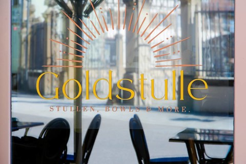 Pane, window with lettering, letters, golden stool, sandwiches, bowls and more, pub, restaurant,