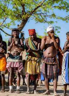 Hakaona men and woman, gossiping, Angolan tribe of the Hakaona, near Opuwo, Kunene, Namibia, Africa
