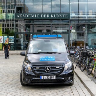 State visit to the Hotel Adlon, police cordon at the intersection of Unter den Linden and