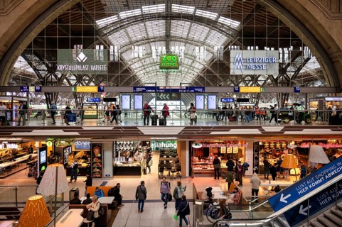 Promenades, shops, retail, station building, logo, trade fair, escalator, passers-by, travellers,