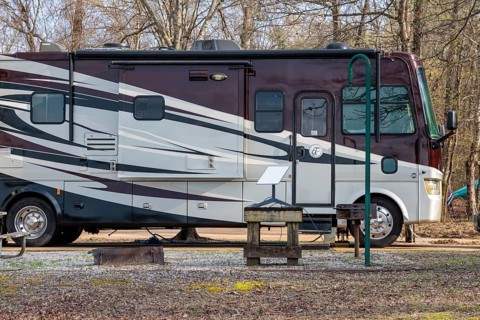 Motorhome with Starlink satellite antenna for internet access at Blue Bluff Campground near