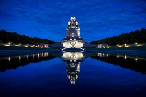 Monument to the Battle of the Nations, illuminated, night shot, reflection in the lake, blue hour,