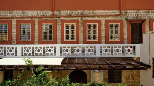 Synagogue, Kahal Shalom, Traditional building with many windows, surrounded by vegetation and a