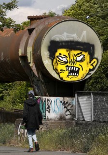 Phoenix-Park at the Phoenix-West blast furnace, path to the Hympendahl slag heap with graffiti,