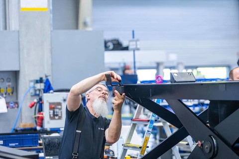Minister President Michael Kretschmer visited TRUMPF Sachsen SE in Neukirch. The company is one of