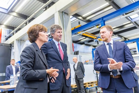 Minister President Michael Kretschmer visited TRUMPF Sachsen SE in Neukirch. After being welcomed