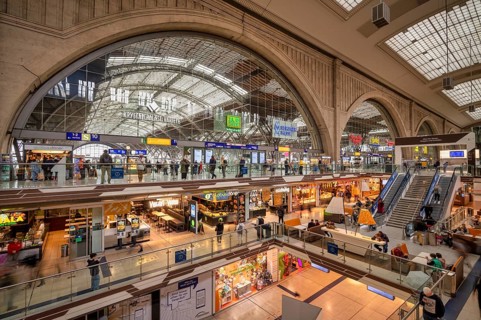 Promenades, shops, retail, station building, logo, trade fair, escalator, passers-by, travellers,