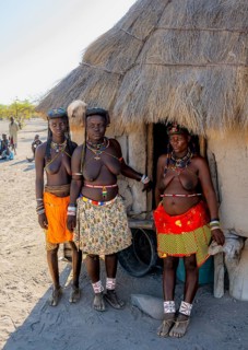 Three Hakaona woman with traditional kapapo hairstyle and hair ornaments with ostrich feathers, in