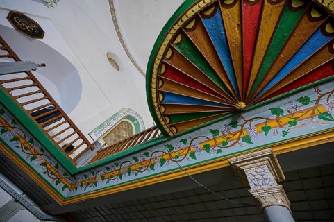 Retzep Pasha Mosque, Colourfully decorated ceiling and balcony in the interior of a mosque with