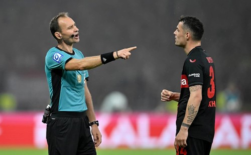 Referee Bastian Dankert in discussion with Granit Xhaka Bayer 04 Leverkusen (34) Gesture, gesture,
