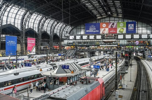 Train, ICE, passengers, platform, station concourse, main station, Hamburg, Germany, Europe
