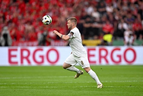 Jean Zimmer 1. FC Kaiserslautern FCK (08) Action on the ball, ERGO perimeter advertising, logo,