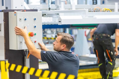 Minister President Michael Kretschmer visited TRUMPF Sachsen SE in Neukirch. After being welcomed