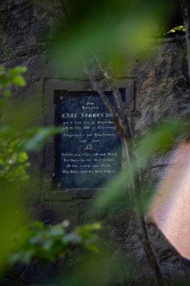 Commemorative plaque for Carl Loebbecke, who created the Loebbeckestieg, a ridgeway on the