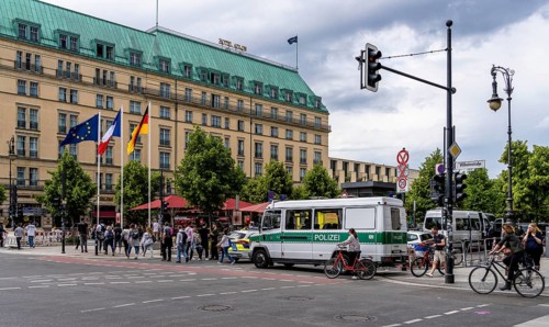 State visit to the Hotel Adlon, police cordon at the intersection of Unter den Linden and