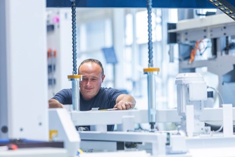 Minister President Michael Kretschmer visited TRUMPF Sachsen SE in Neukirch. After being welcomed