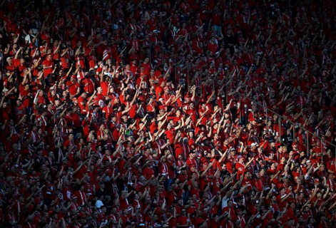 Fan curve, fan block, many fans in red, atmospheric, light and shadow, 1. FC Kaiserslautern, 81st