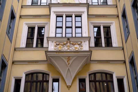 Snake and coat of arms on a bay window, historic building complex Hotel Barthels Hof, shopping