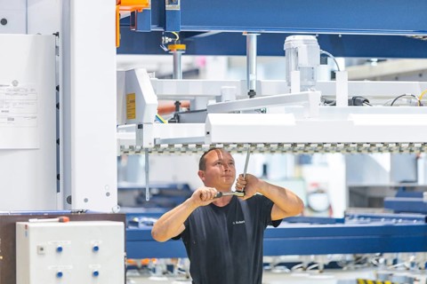 Minister President Michael Kretschmer visited TRUMPF Sachsen SE in Neukirch. After being welcomed