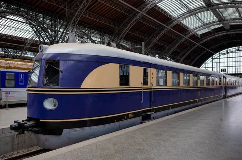 Fast-burning railcar class SVT 137 225 of the Hamburg type, Deutsche Reichsbahn DR, museum track 24