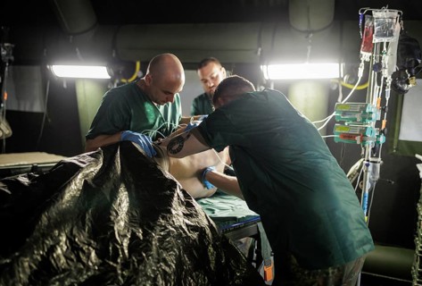 Soldiers from the Bundeswehr medical service simulate the care of the wounded under operational