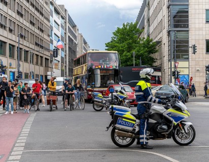 State visit to the Hotel Adlon, police cordon at the intersection of Unter den Linden and